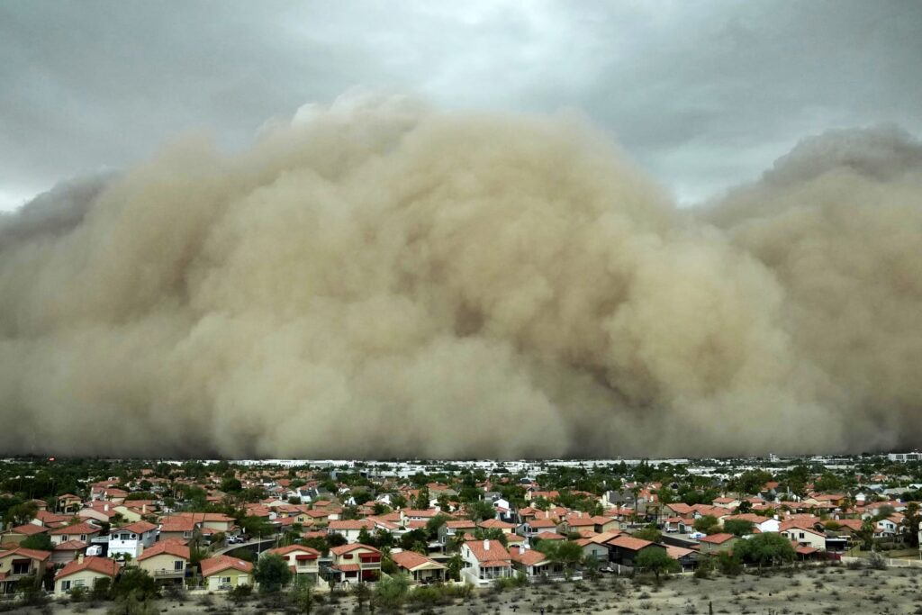 Dust storm engulfs Arizona